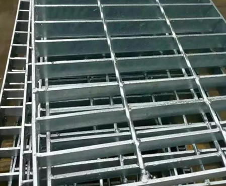 你知道在安裝鋼格柵的時候怎樣開孔嗎？